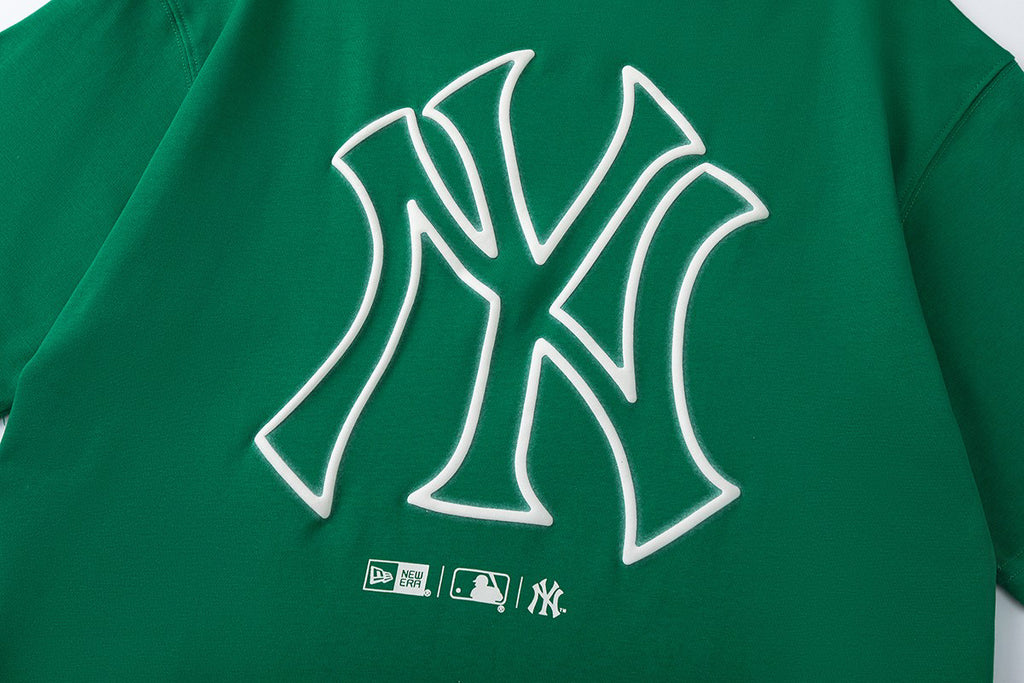 New Era x MLB SS25 New York Yankees Oversized Puff Print Logo T-Shirt – Breathable Relaxed Fit Crew Neck