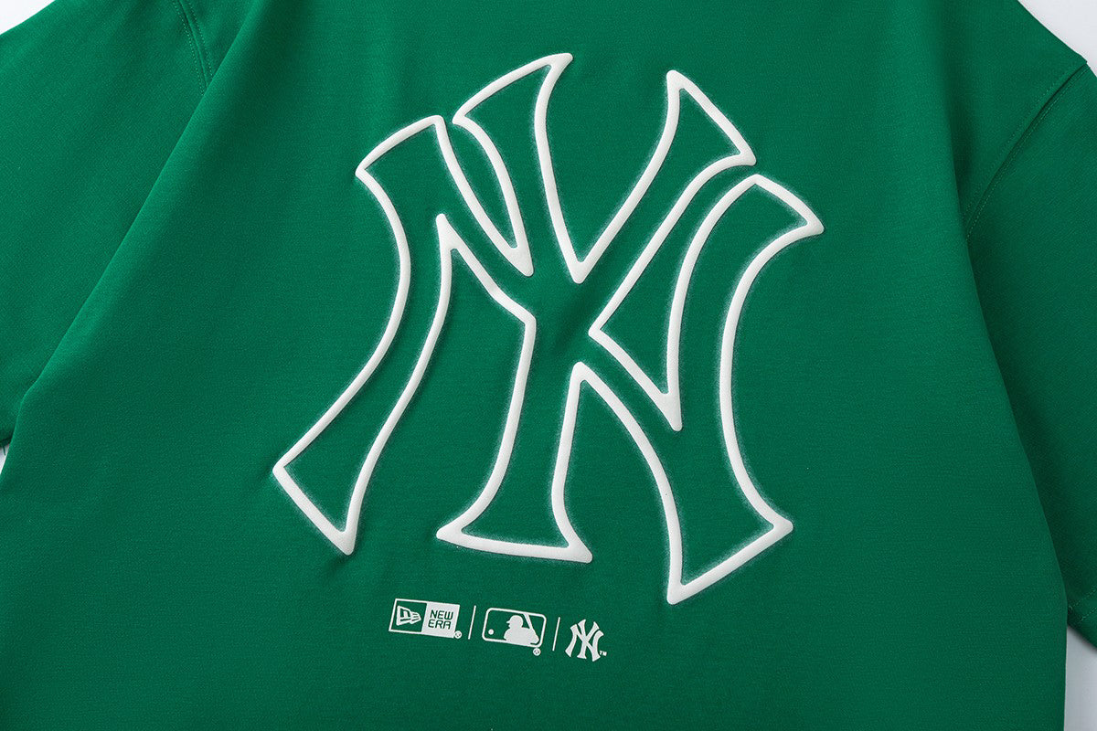 New Era x MLB SS25 New York Yankees Oversized Puff Print Logo T-Shirt – Breathable Relaxed Fit Crew Neck